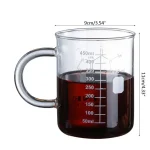 Caneca de vidro graduada para experiências científicas, ideal para medir líquidos com precisão, capacidade de 450 ml, design transparente e prático.