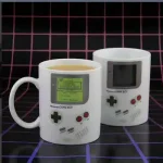 Caneca de café em forma de console de jogo retro Game Boy, ideal para os amantes de videojogos e decoração geek.