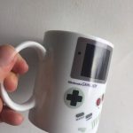Caneca em forma de console Nintendo Game Boy, ideal para os amantes de videojogos retro e decoração geek.