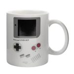 Caneca branca com design de console de jogo retro Game Boy, perfeita para os amantes de videojogos e decoração geek.