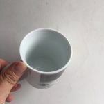 Caneca branca de cerâmica com design científico, ideal para decoração ou coleção de objetos relacionados à ciência.