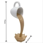 Pequena caneca branca vertendo um líquido bege simulando um fenômeno científico, medindo 15 cm de altura e 5 cm de largura.