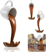 Caneca branca vertendo chocolate líquido em uma colher em forma de flor, decoração de cozinha ou escritório.