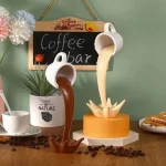 Caneca de café em forma de onda com líquido quente, decoração original para cozinha ou café, design moderno e artístico, ideal para amantes de café.