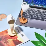 Caneca de café decorativa em forma de líquido em erupção, inspirada em experiências científicas, ideal para decoração de escritório ou cozinha.