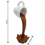 Pequena caneca branca vertendo chocolate líquido, criando uma fonte de chocolate em miniatura, ideal para decoração ou degustação gourmet.