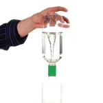 Dispositivo de laboratório com vórtice de água em uma garrafa de vidro, usado para demonstrações científicas e experiências educativas.