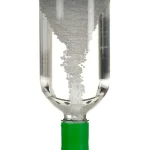 Pó branco em suspensão num tubo de ensaio de vidro com tampa verde, ilustrando uma experiência científica ou uma decoração inspirada na ciência.