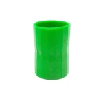 Porta-canetas em plástico verde, ideal para decoração de escritório ou como objeto científico lúdico.