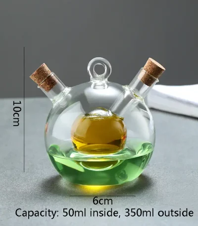 Pequena garrafa de vidro de laboratório com três tubos, contendo líquidos coloridos verdes e amarelos, usada como decoração científica ou objeto de coleção.