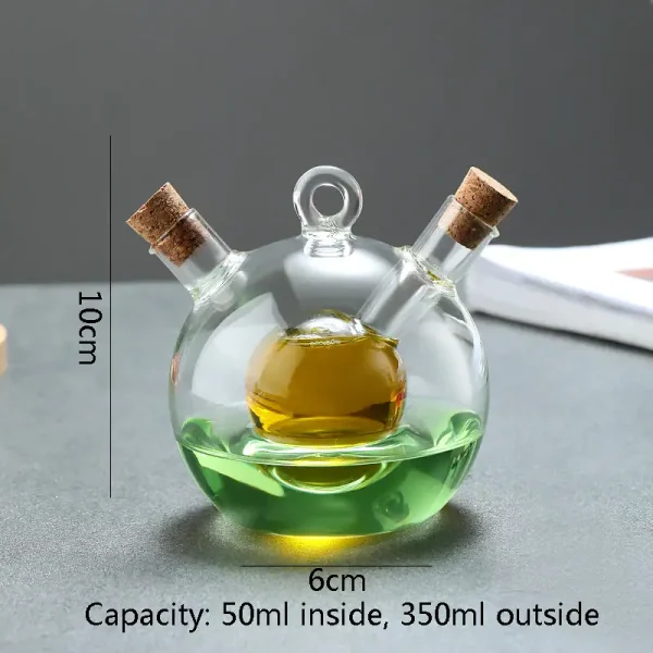 Pequena garrafa de vidro de laboratório com três tubos, contendo líquidos coloridos verdes e amarelos, usada como decoração científica ou objeto de coleção.
