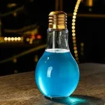 Lâmpada de vidro contendo um líquido azul luminoso, símbolo de inovação científica e decoração original para os amantes de ciência.