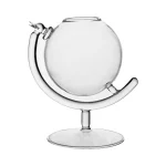 Frasco de vidro transparente em forma de globo com suporte metálico, ideal para decoração científica ou de escritório. Perfeito para expor objetos ou como peça decorativa original.