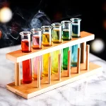 Tubos de ensaio com líquidos coloridos sobre suporte de madeira, ilustrando uma experiência de química ou ciência.