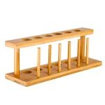 Suporte de madeira com tubos para experiências científicas, ideal para ensino e pesquisa em laboratório.