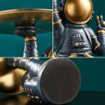Figura de astronauta em metal preto e dourado, decorativa, inspirada no espaço, ideal para decoração interior ou como objeto de coleção científica.