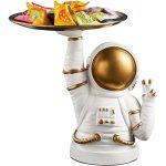 Porta-sabonete original em forma de astronauta branco com capacete dourado, segurando uma bandeja de doces coloridos. Ideal para uma decoração de banheiro lúdica e espacial.