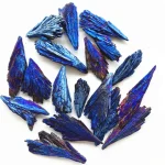 Amostras de minerais de azurita com cores azuis intensas, ideais para decoração ou coleção científica.