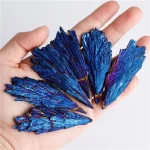 Lazurita natural em cristais azuis vibrantes, perfeitos para decoração científica ou como objeto de coleção.