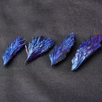 Quatro cristais de azurita com cores vibrantes, apresentando uma estrutura cristalina complexa e brilhante, perfeitos para decoração científica ou coleção.