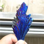 Estibina cristalizada com reflexos iridescentes, exposta em uma mão.