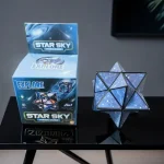Explore o cubo luminoso "Star Sky" com padrão galáctico, perfeito para decoração científica e lúdica.
