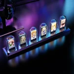 Figuras de anime fofas sob cúpulas de vidro, expostas em uma plataforma preta com iluminação colorida. Perfeitas para decoração de escritório ou quarto com tema japonês ou manga.