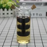 Vaso em vidro transparente com espiral preta no interior, contendo um líquido amarelo claro, decorativo e científico, com tampas de cortiça no topo.