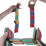 Jogo de blocos coloridos empilhados e suspensos, ilustrando um puzzle educativo para estimular a motricidade e a coordenação nas crianças.