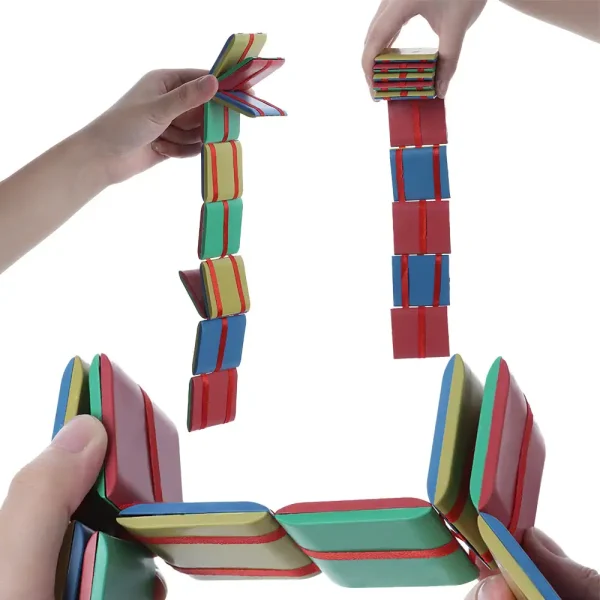 Jogo de blocos coloridos empilhados e suspensos, ilustrando um puzzle educativo para estimular a motricidade e a coordenação nas crianças.