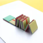 Chaveiro original em forma de livro científico com páginas coloridas, perfeito para amantes de ciência e decoração. Acessório único para bolsas ou chaves, combinando design lúdico e temático.