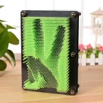 Painel de visualização 3D com picos verdes em forma de espiral, concebido para exibição científica ou decorativa, ideal para amantes de ciência e design inovador.