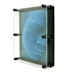 Painel luminoso em 3D representando um rosto humano em relevo, com uma estrutura de contas azuis e uma moldura de metal.
