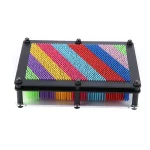 Painel de contas de vidro coloridas para experiências científicas e decoração, com moldura preta e base transparente, ideal para projetos educativos e artísticos.