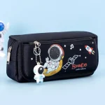 Estojo de lápis de espaço com um astronauta, foguete e elementos cósmicos, ideal para decoração ou papelaria para crianças e amantes de astronomia.