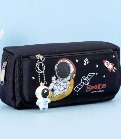 Estojo de lápis de espaço com um astronauta, foguete e elementos cósmicos, ideal para decoração ou papelaria para crianças e amantes de astronomia.
