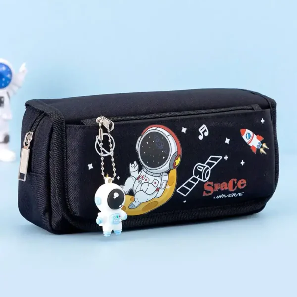 Estojo de lápis de espaço com um astronauta, foguete e elementos cósmicos, ideal para decoração ou papelaria para crianças e amantes de astronomia.