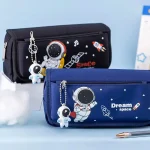 Mochila infantil tema espaço com astronautas, foguetes e estrelas, perfeita para os jovens apaixonados por astronomia e exploração espacial.