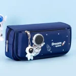 Estojo escolar azul com padrão de espaço, astronautas e foguete, ideal para crianças apaixonadas por astronomia e exploração espacial.