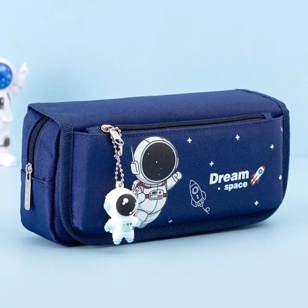 Estojo escolar azul com padrão de espaço, astronautas e foguete, ideal para crianças apaixonadas por astronomia e exploração espacial.