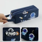 Bolsa de armazenamento em tecido azul-marinho com estampas de astronautas, foguetes e planetas, ideal para materiais escolares ou acessórios.