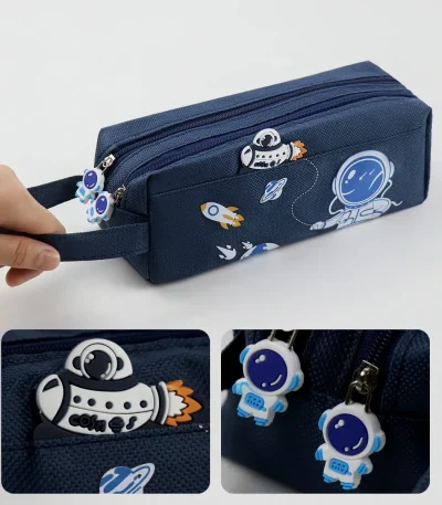Bolsa de armazenamento em tecido azul-marinho com estampas de astronautas, foguetes e planetas, ideal para materiais escolares ou acessórios.