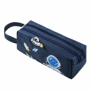 Bolsa de lápis temática espacial com estampas de astronautas e foguetes, ideal para amantes de ciência e astronomia. Perfeita para organizar materiais escolares ou de escritório com estilo científico.