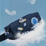 Bolsa de astronauta para crianças com ilustrações de foguete, robô e astronautas, ideal para decoração ou armazenamento de objetos relacionados ao espaço.