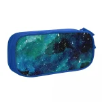 Estojo escolar com padrão de galáxia e estrelas, ideal para materiais escolares ou de escritório, trazendo um toque de universo à sua organização.