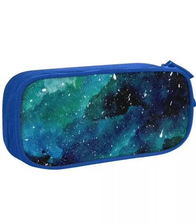 Estojo escolar com padrão de galáxia e estrelas, ideal para materiais escolares ou de escritório, trazendo um toque de universo à sua organização.