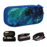 Estojo de lápis com padrão de galáxia, perfeito para decoração científica e prático para guardar canetas, lápis e acessórios. Ideal para os amantes de astronomia e decoração científica.