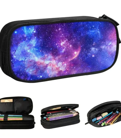 Estojo de lápis com padrão de galáxia e estrelas, perfeito para decoração científica e papelaria.