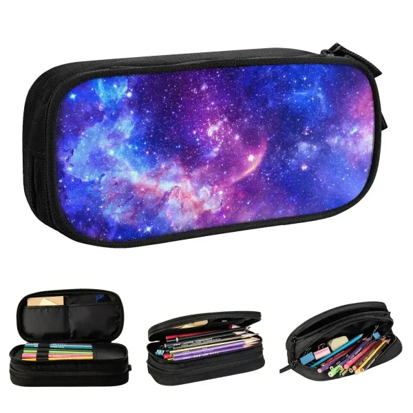 Estojo de lápis com padrão de galáxia e estrelas, perfeito para decoração científica e papelaria.
