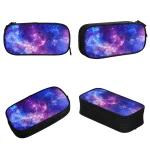 Bolsa de armazenamento com padrão de galáxia cósmica, ideal para canetas, acessórios ou objetos pessoais, com design colorido e espaçoso.